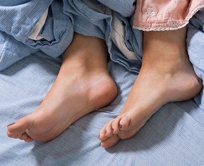 Füße im Bett – Ruhe als Hausmittel gegen Durchfall