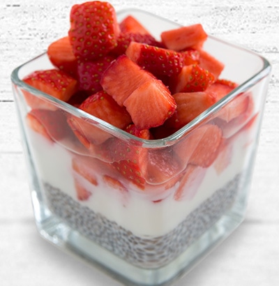 Pudding aus Chia-Samen mit Joghurt und Erdbeeren