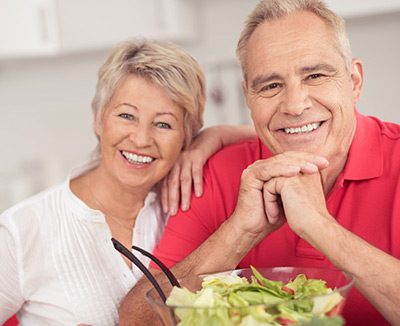 Älteres Paar ernährt sich gesund bei Reizdarm