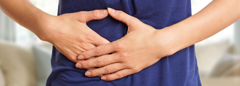 Hände auf Bauch – Colitis ulcerosa verursacht Durchfall und Schmerzen beim Stuhlgang
