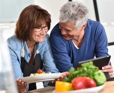 Paar bereitet gesunde Mahlzeit zu – gesunde Ernährung ist bei Darmkrebs besonders wichtig