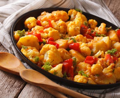 Stark duftende Speisen wie Blumenkohl-Curry bei Übelkeit vermeiden